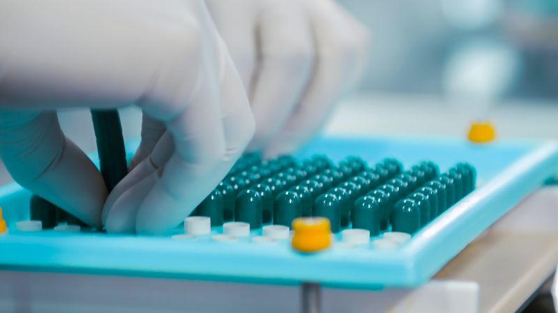 Proses produksi produk medis di lingkungan bersih